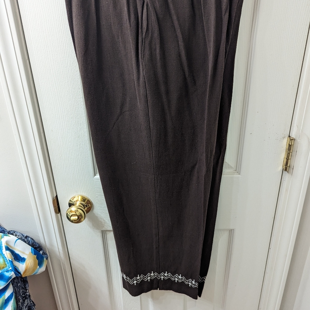 Alfred Dunner crop pants, black and white design stitching at bottom